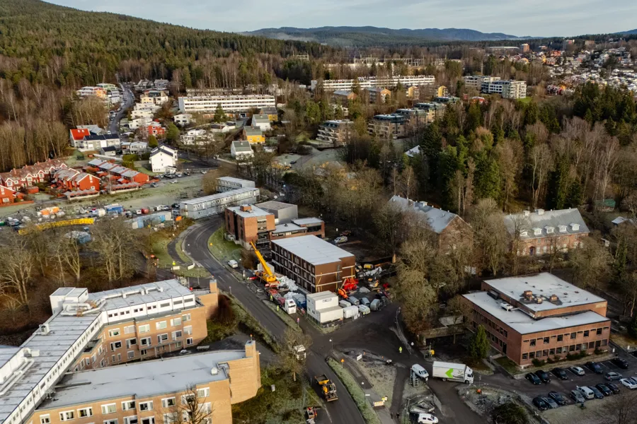 Lås i en terning oppå en skrivebord