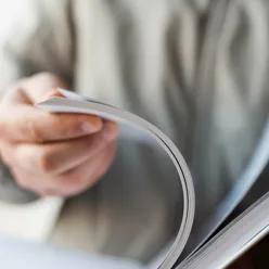 En hånd som holder en bok