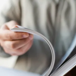 En hånd som holder en bok