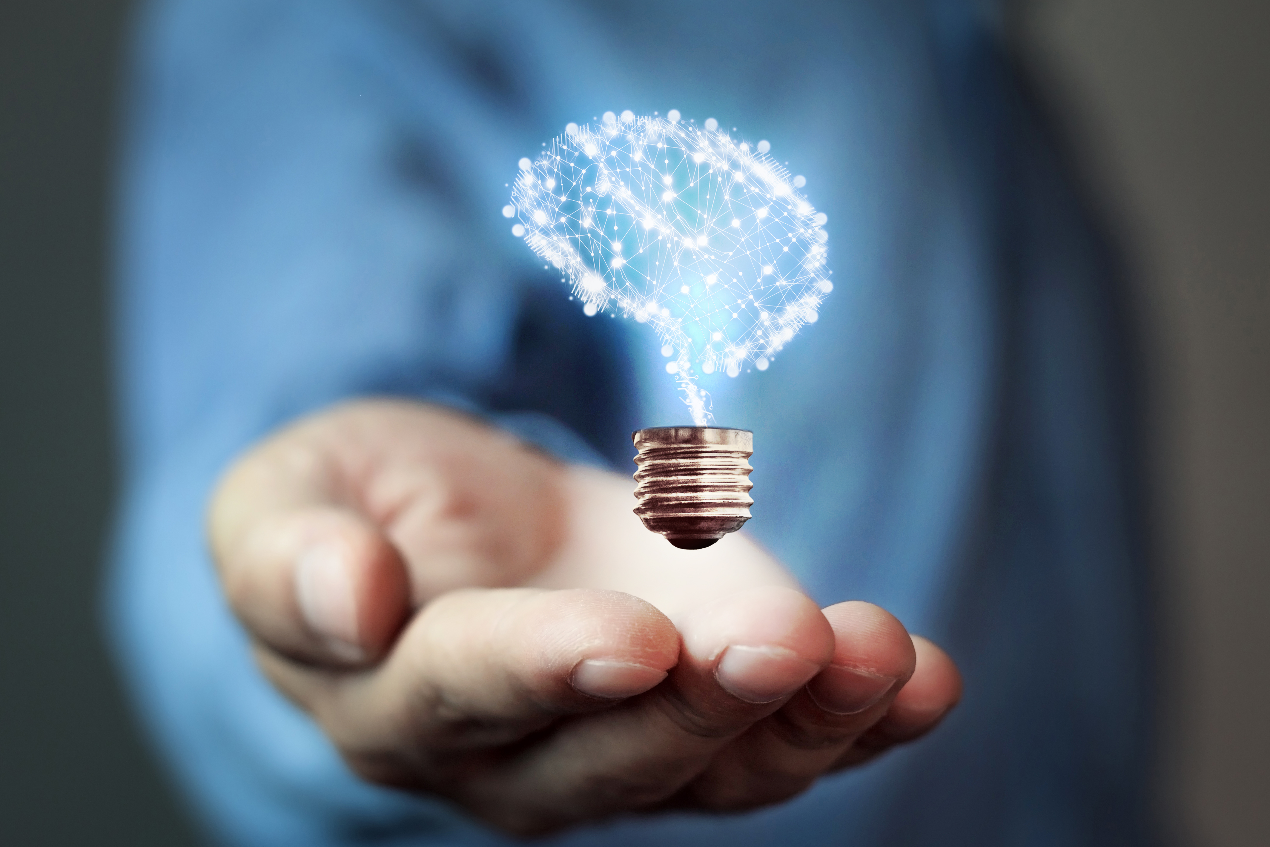 Lyspære som ser ut som et glødenett over en hånd