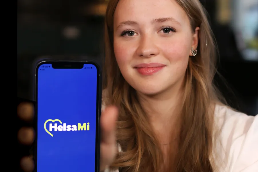 En kvinne som holder en telefon