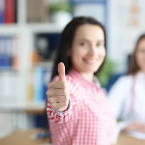 Dame viser tommelen opp