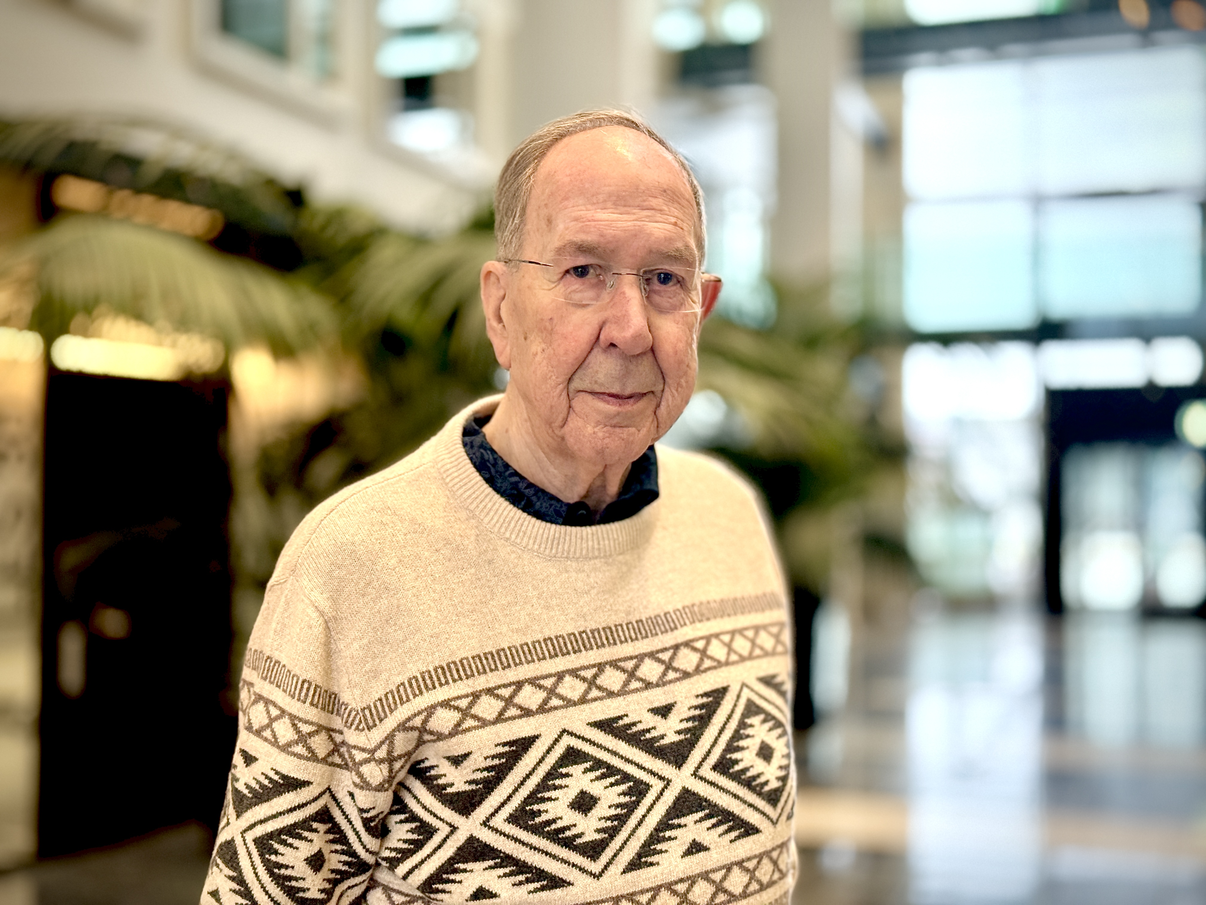 En mann iført en gullskjorte