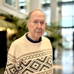 En mann iført en gullskjorte