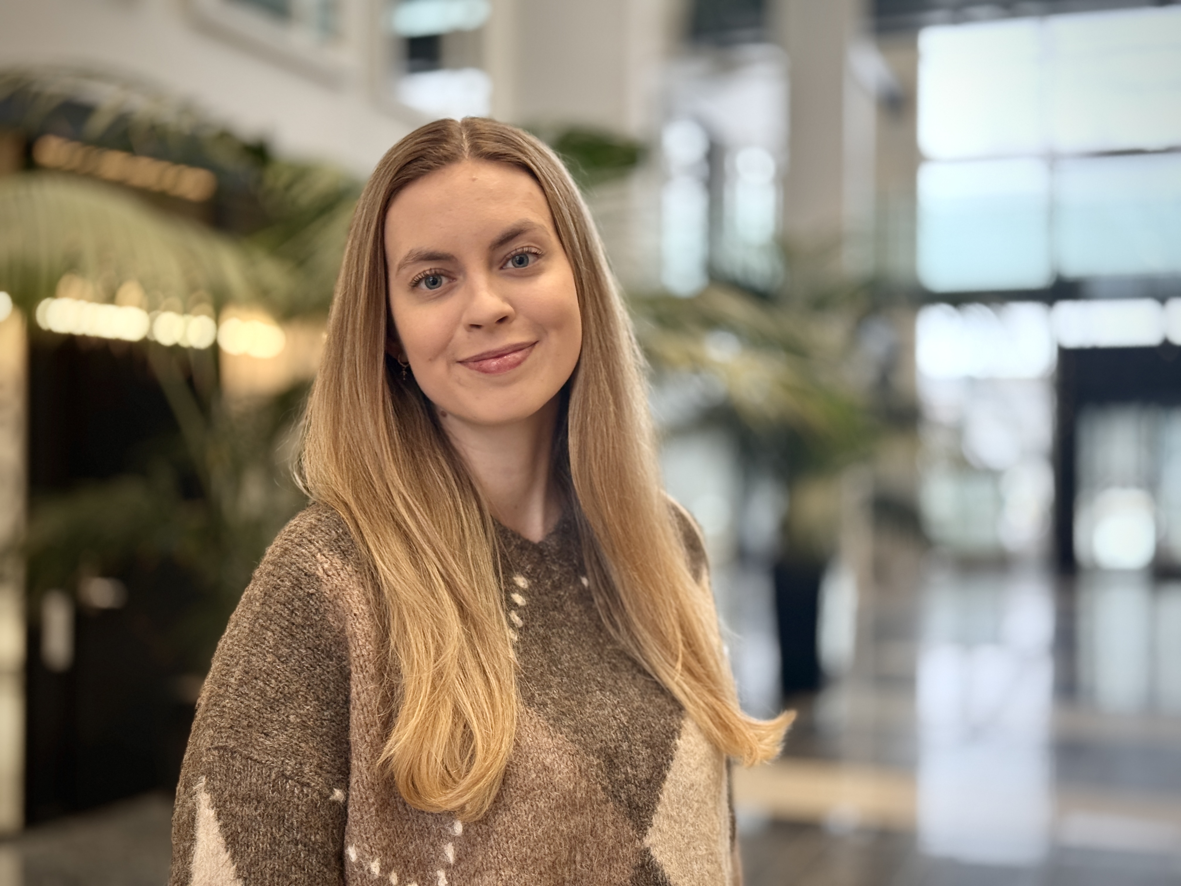 En kvinne som smiler til kameraet