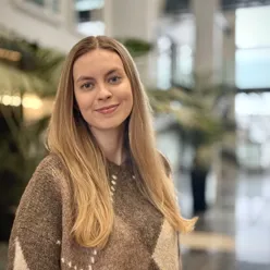 En kvinne som smiler til kameraet