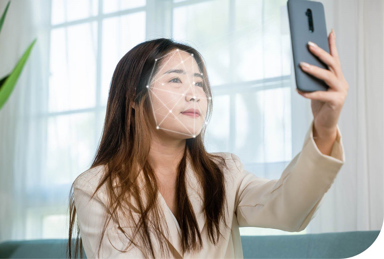 Dame logger inn i app med ansiktsgjenkjenning