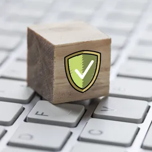 Lås i en terning oppå en skrivebord