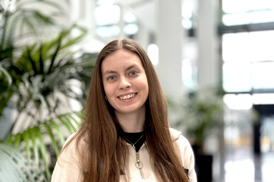 En person som smiler til kameraet