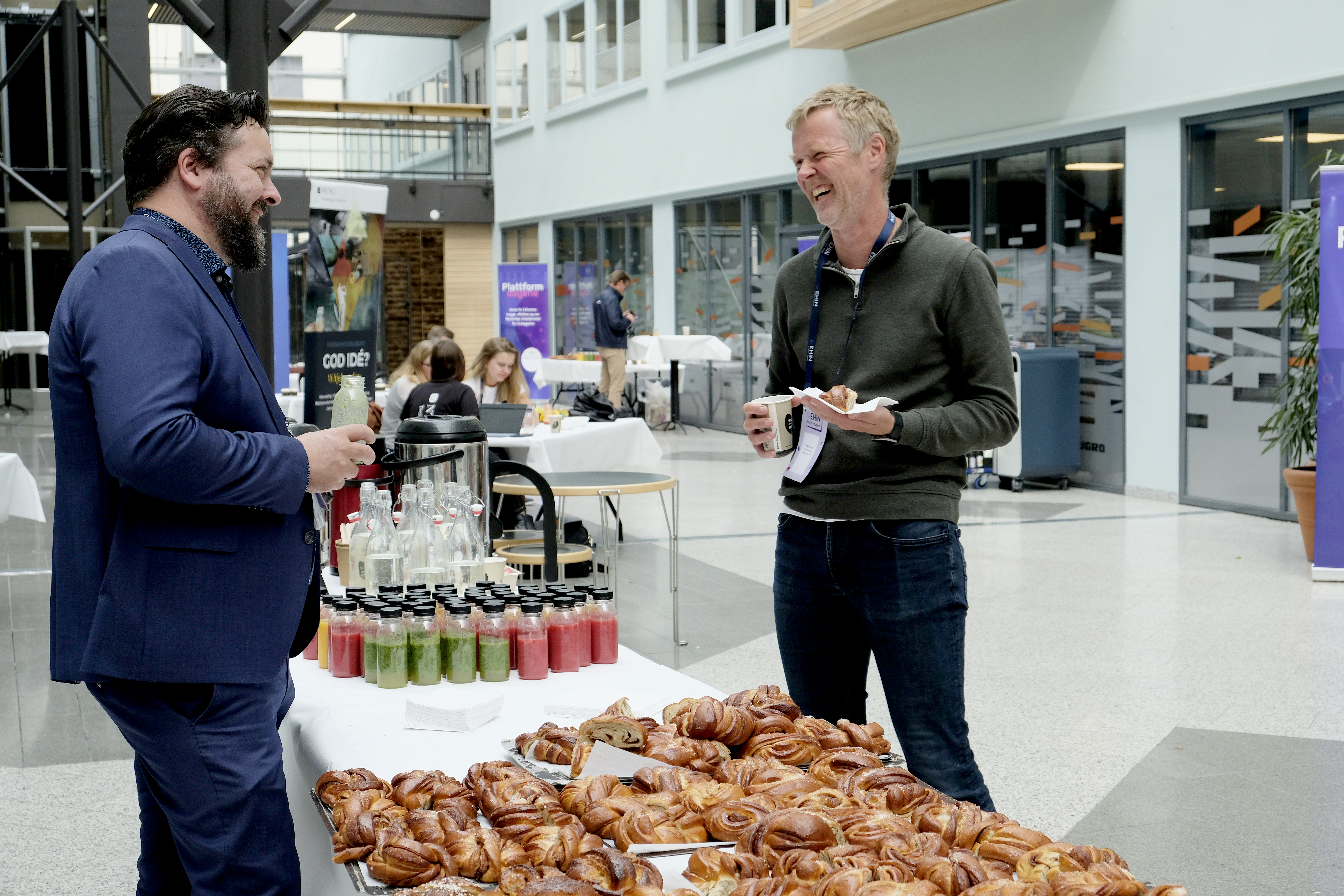 En stand med servering av kaffe, smoothie og bakst