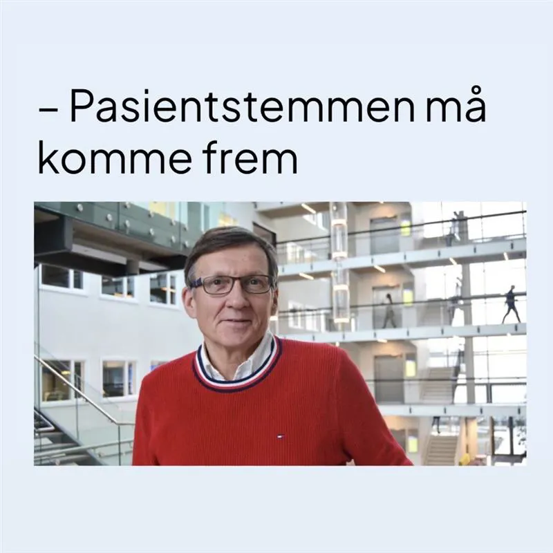 En mann med briller smiler i rød genser