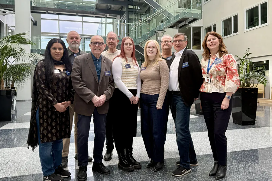 En gruppe mennesker i ulik alder står sammen. De smiler og representerer brukerutvalget i Helseplattformen.