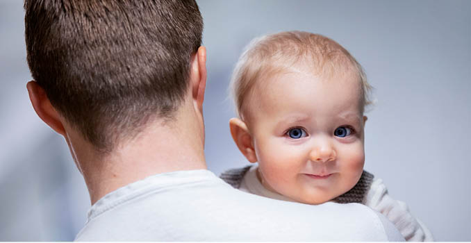 En mann som holder en baby