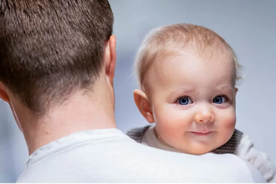 En mann som holder en baby