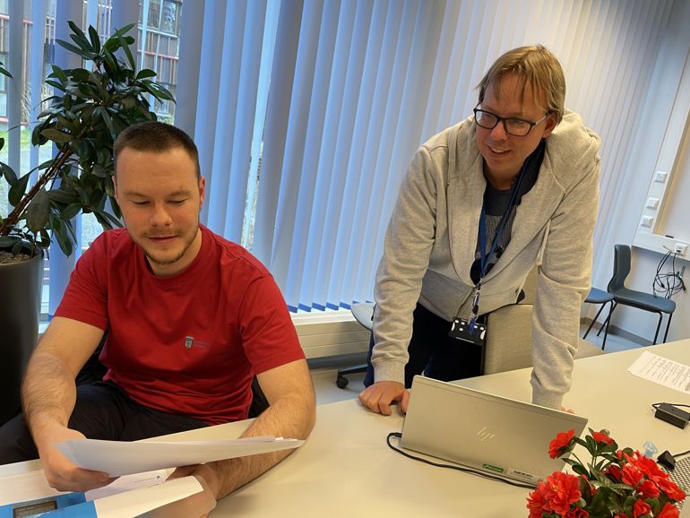 Helsefagarbeider Michael Frimann og avdelingsleder Roar Syrstad Brattli