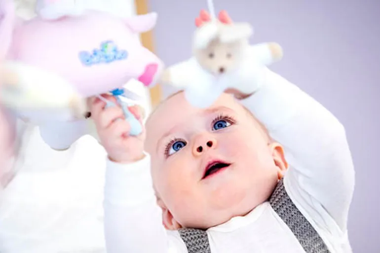 En baby med en hvit kaninhatt