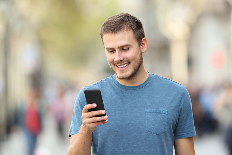 Illustrasjonsbilde fra Colourbox.. Bilde viser en mann med mobiltelefon i hånda.