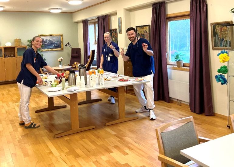 En gruppe mennesker som står rundt et bord