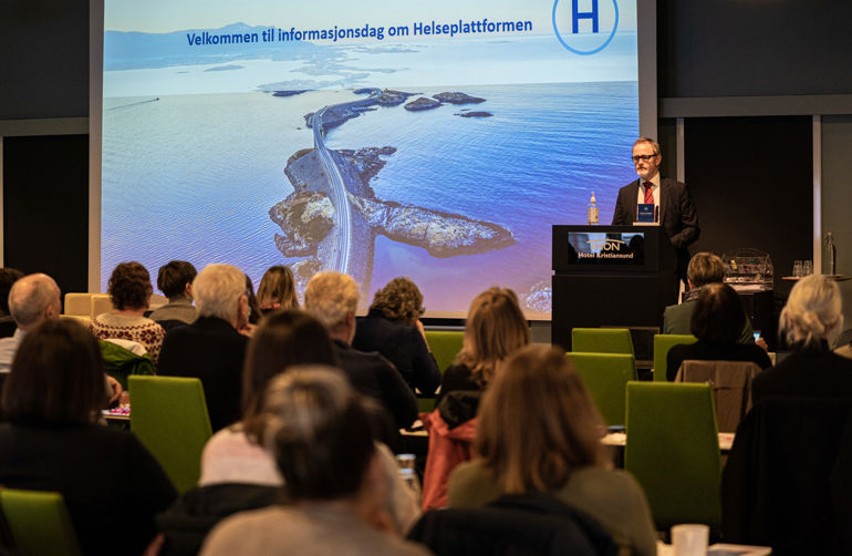 Rådmann Arne Ingebrigsten under et informasjonsmøte om Helseplattformen i Kristiansund