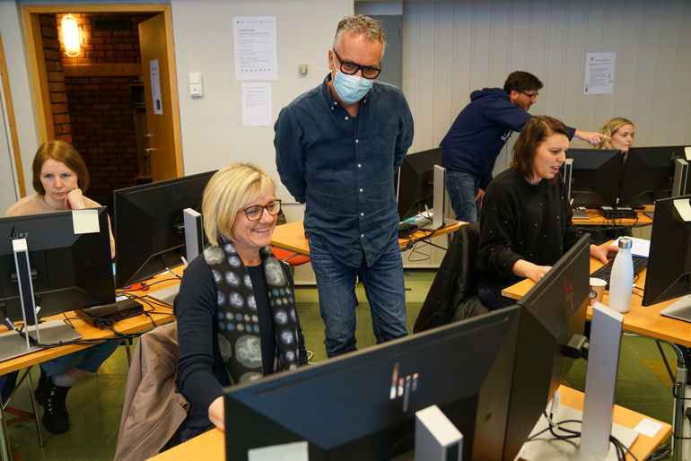 Hanne Indset jobber på sengepost på Røros sykehus, og deltar på superbrukerkurs. Hun får råd og vink fra Ton van der Broek.