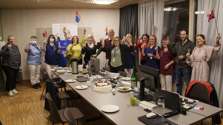 Flagg og kake på Røros  natt til lørdag. Foto: Kurt Näslund/Mediastorm AS