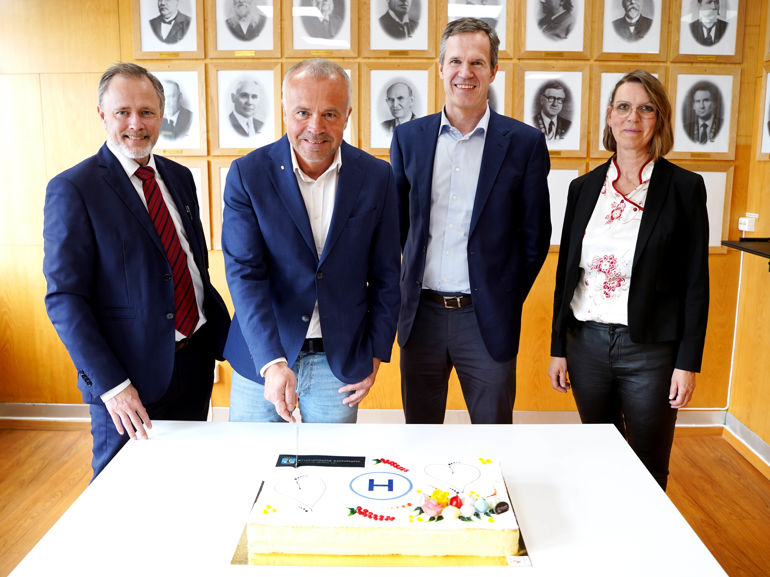 Kristiansund 12.mai: Kake når Helseplattformen og kommunen signerer tjensetavtalen. Fra v: kommunedirektør Arne Ingebrigsten, o
