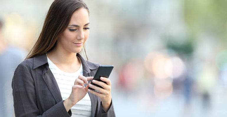 Illustrasjonsbilde kvinne med mobiltelefon