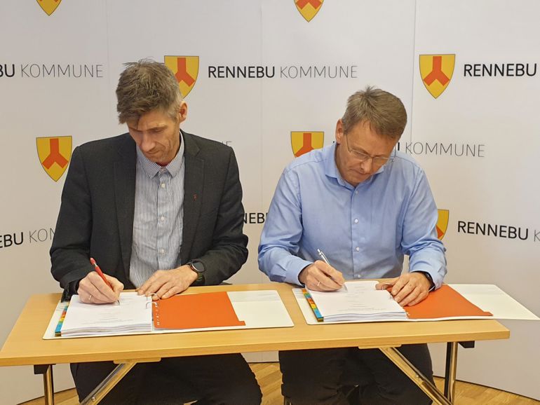 Ordfører Ola Øie og assisterende avdelingsdirektør Øyvind Høyland  signerte tjenesteavtalen under en markering i Rennebu. 