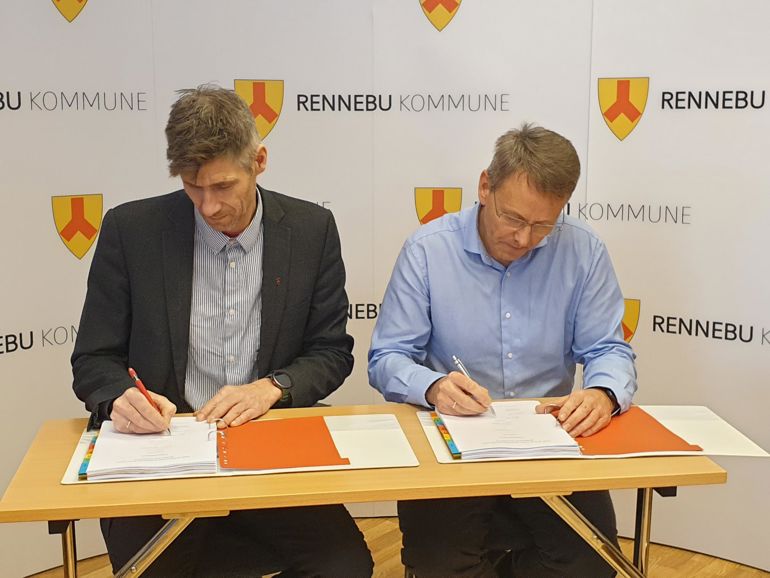 Ordfører Ola Øie og assisterende avdelingsdirektør Øyvind Høyland signerte tjenesteavtalen under en markering i Rennebu.
