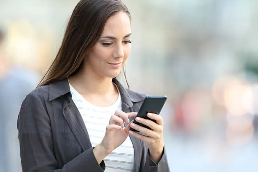 En kvinne som ser på telefonen sin