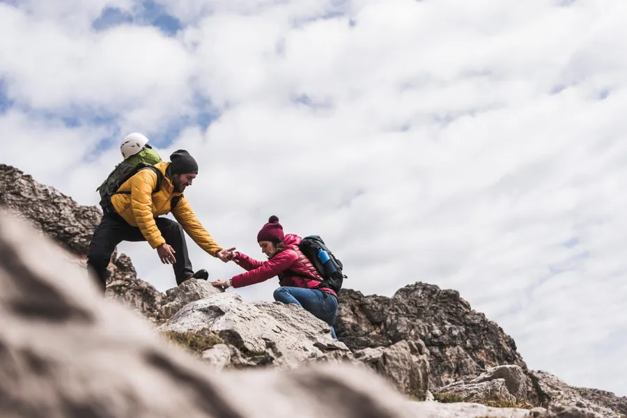 En gruppe mennesker som klatrer opp et fjell