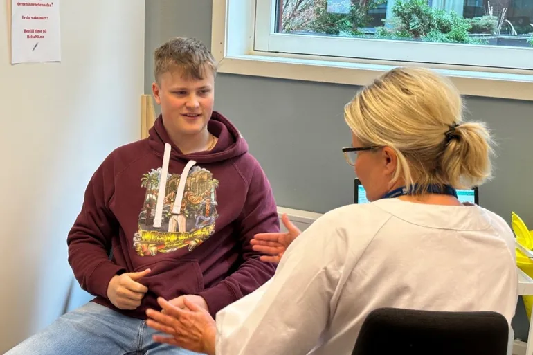 En mann og en kvinne som sitter i stoler