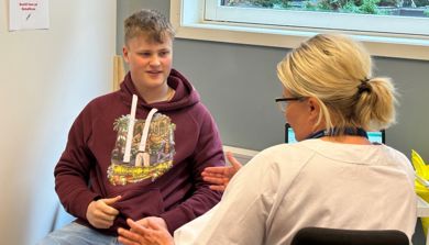 En mann og en kvinne som sitter i stoler