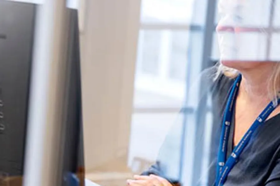 En person som sitter i en stol