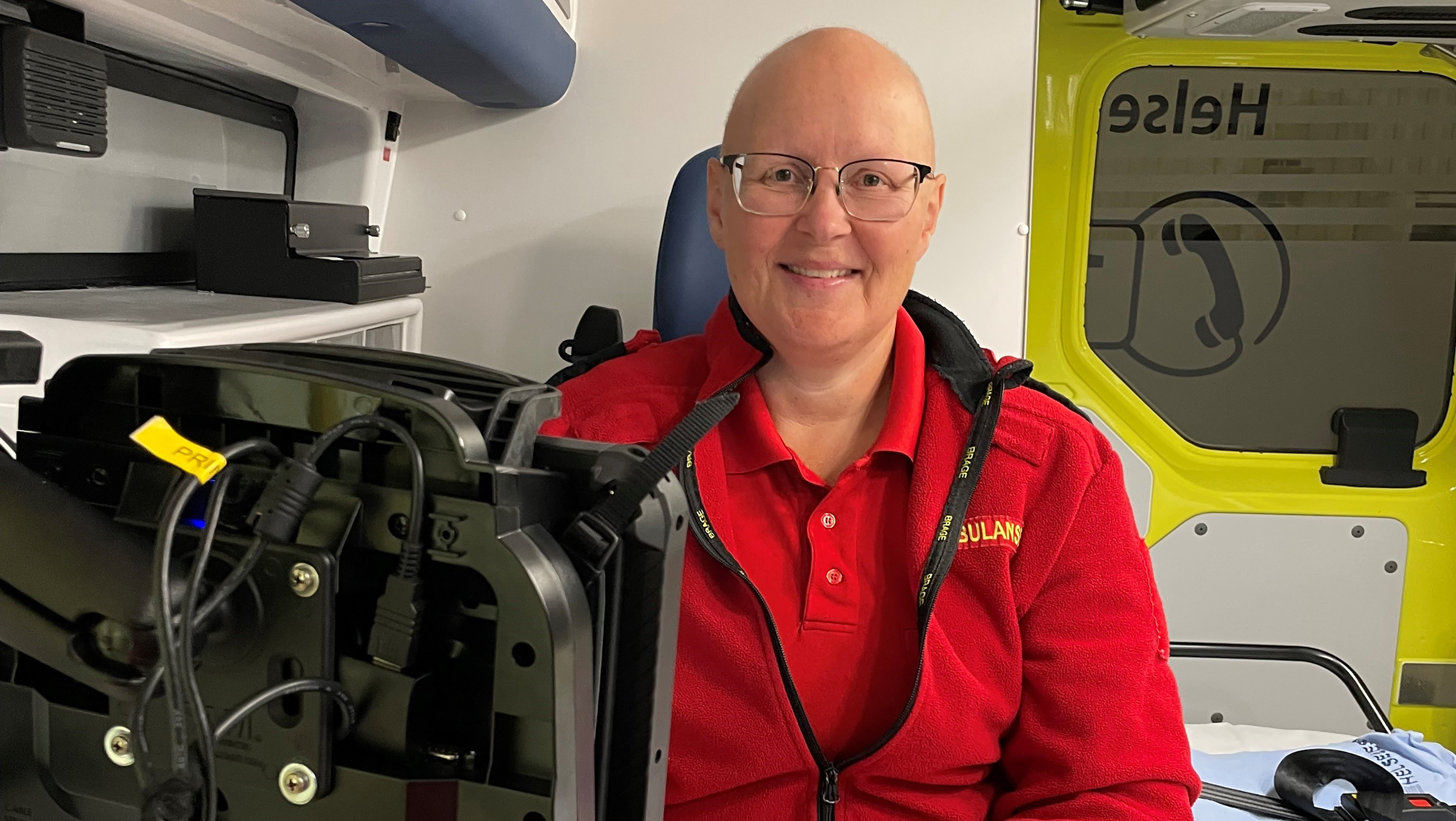 Ambulansearbeider Bettina R. Helgetun sitter inne i en ambulanse.