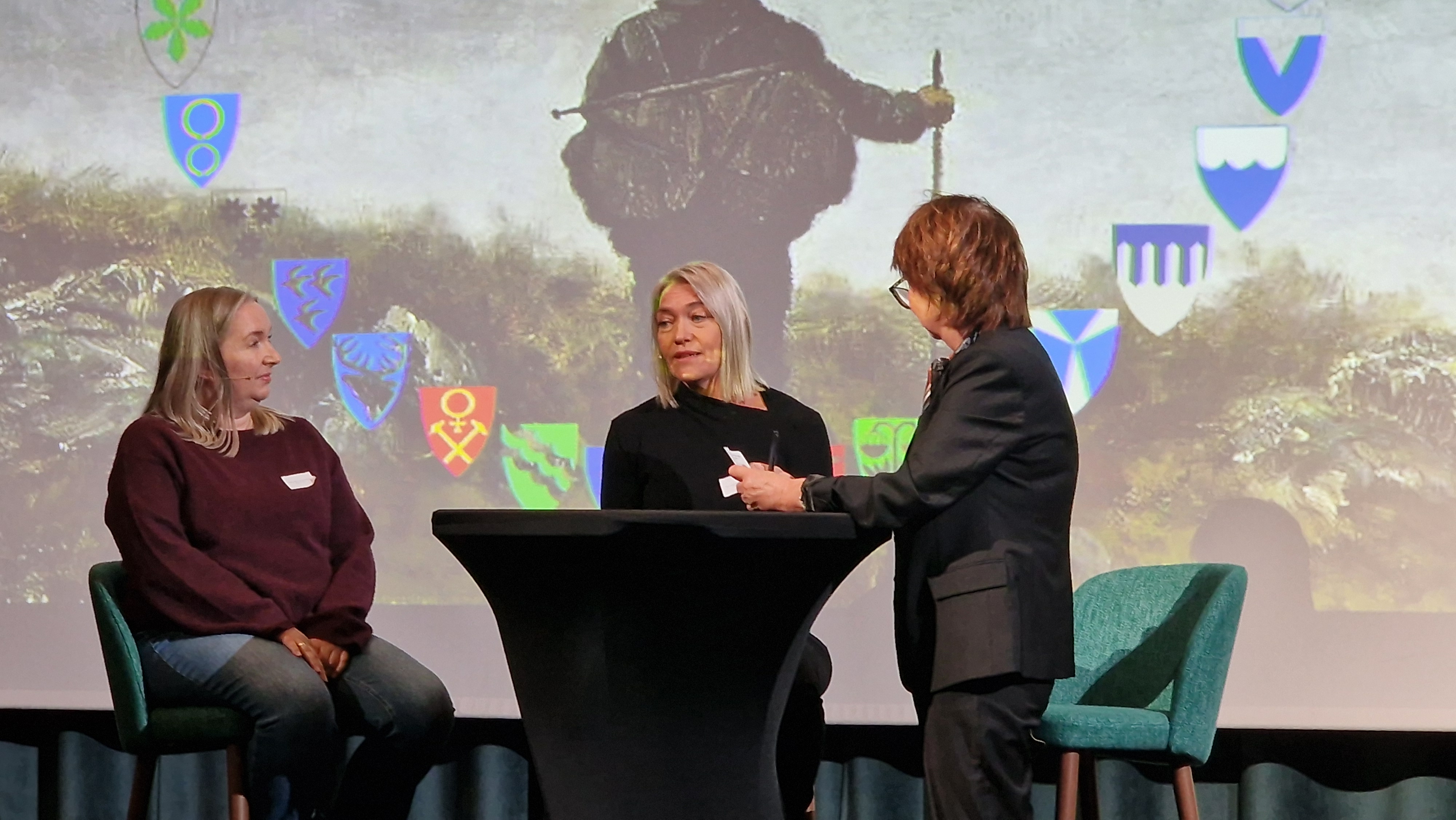 En gruppe mennesker som sitter ved et bord