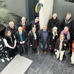 En gruppe mennesker som poserer for et bilde