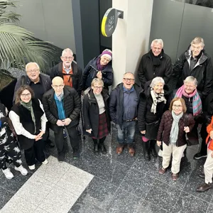 En gruppe mennesker som poserer for et bilde