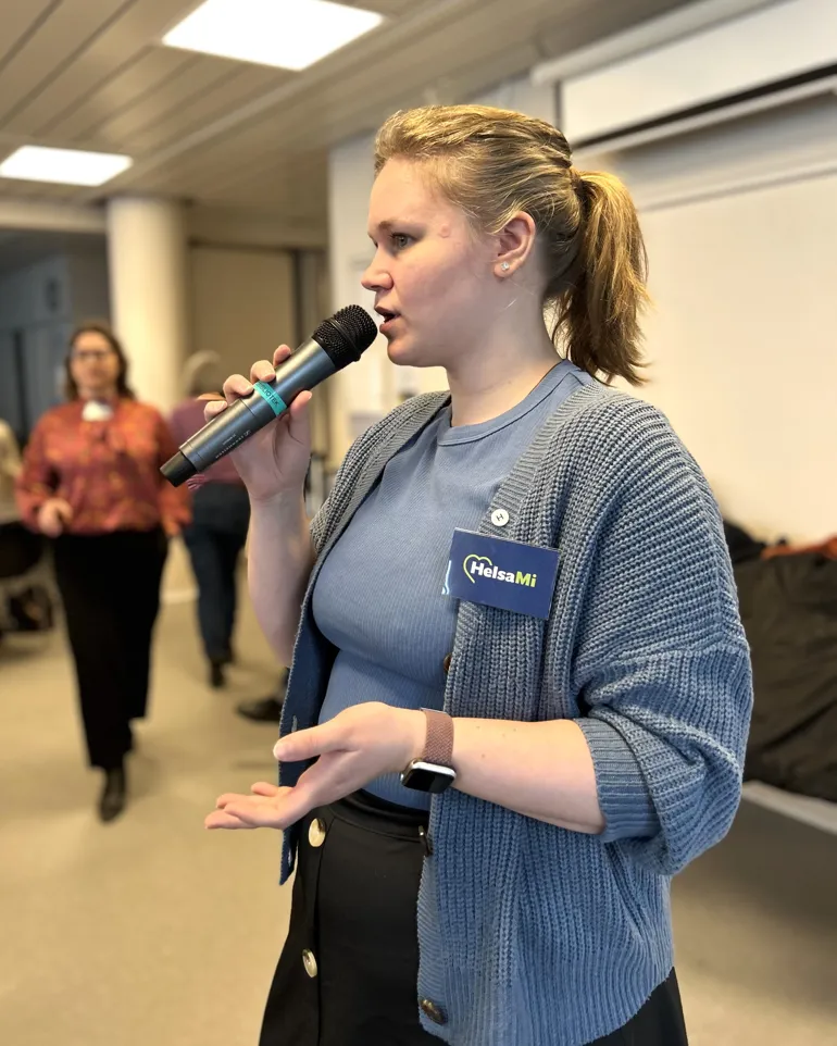 En person som holder en mikrofon