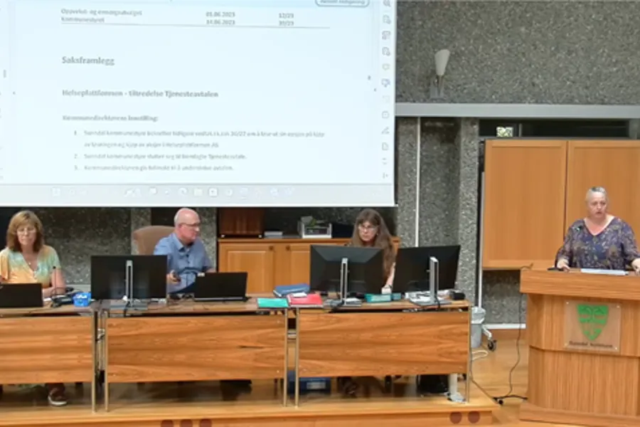 En gruppe mennesker som sitter ved et bord med bærbare datamaskiner