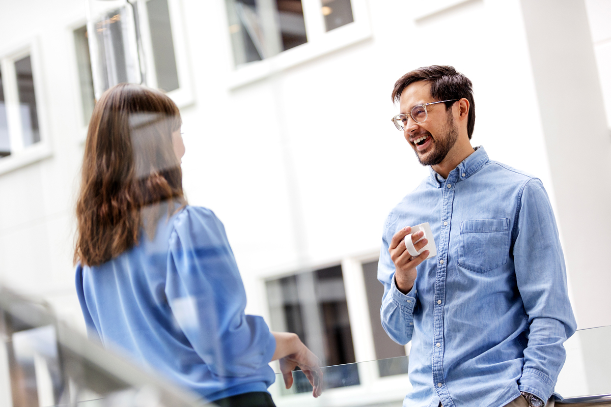 En mann og en kvinne som snakker