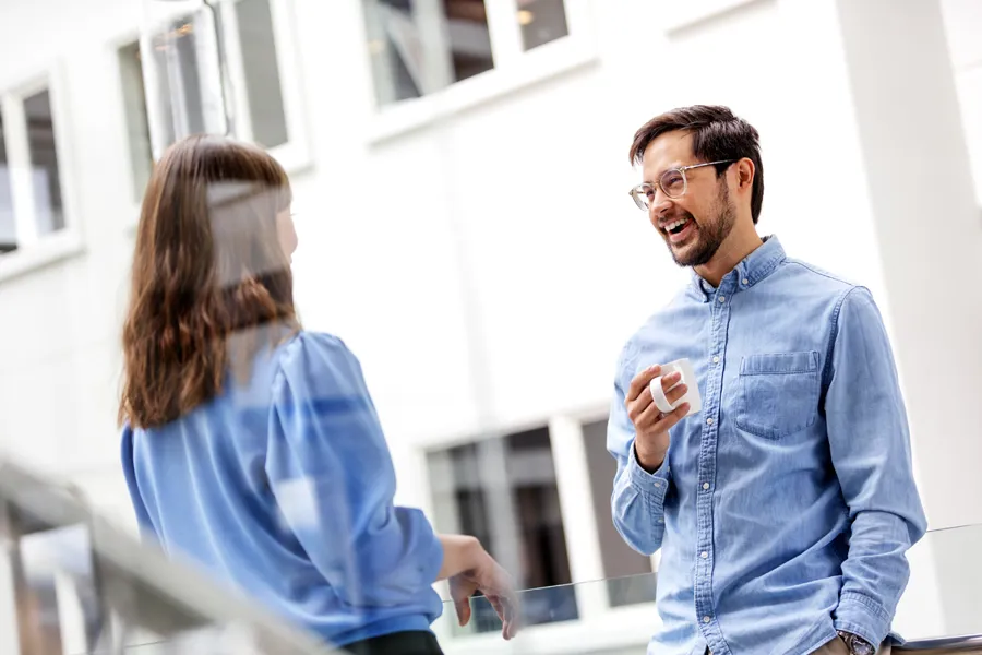 En mann og en kvinne som snakker