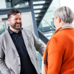 En mann som snakker med en annen mann