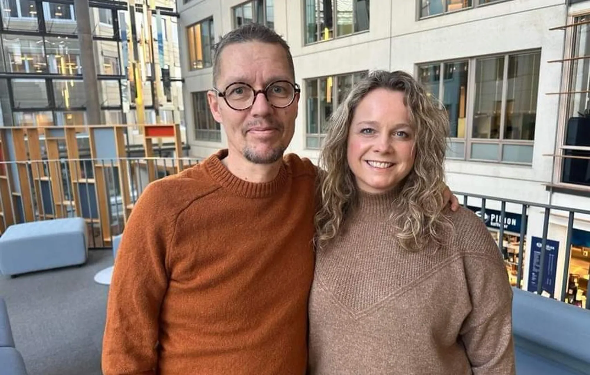 En mann og kvinne som poserer for et bilde