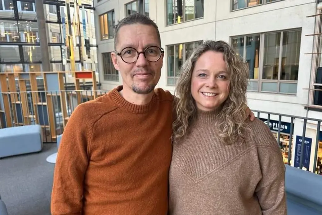 En mann og kvinne som poserer for et bilde
