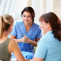 En kvinne som snakker med en gruppe kvinner