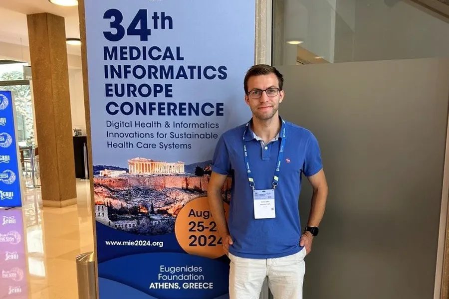 En person som står foran et skilt