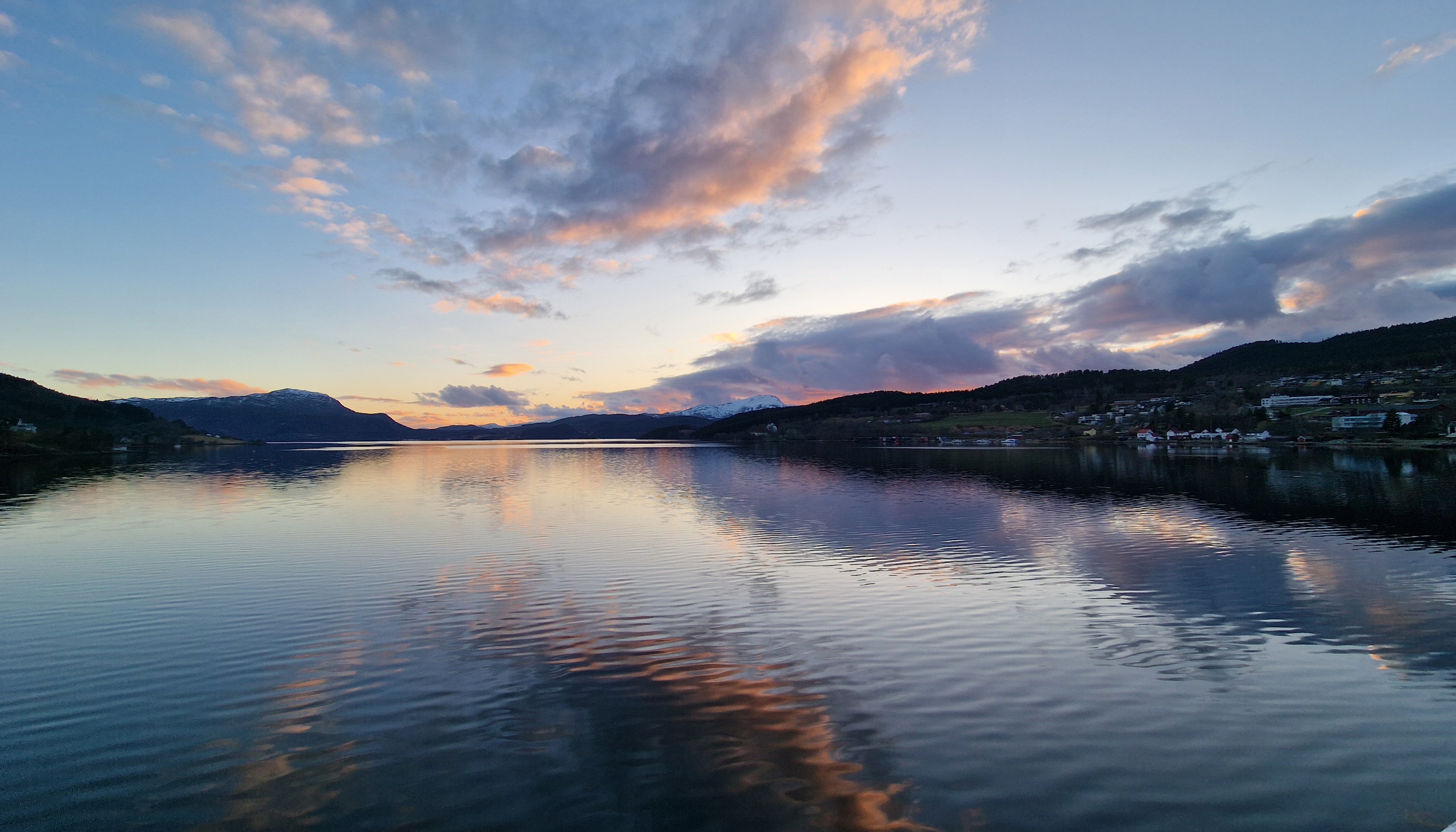 Solnedgang ved et vann på Tingvoll i Møre og Romsdal