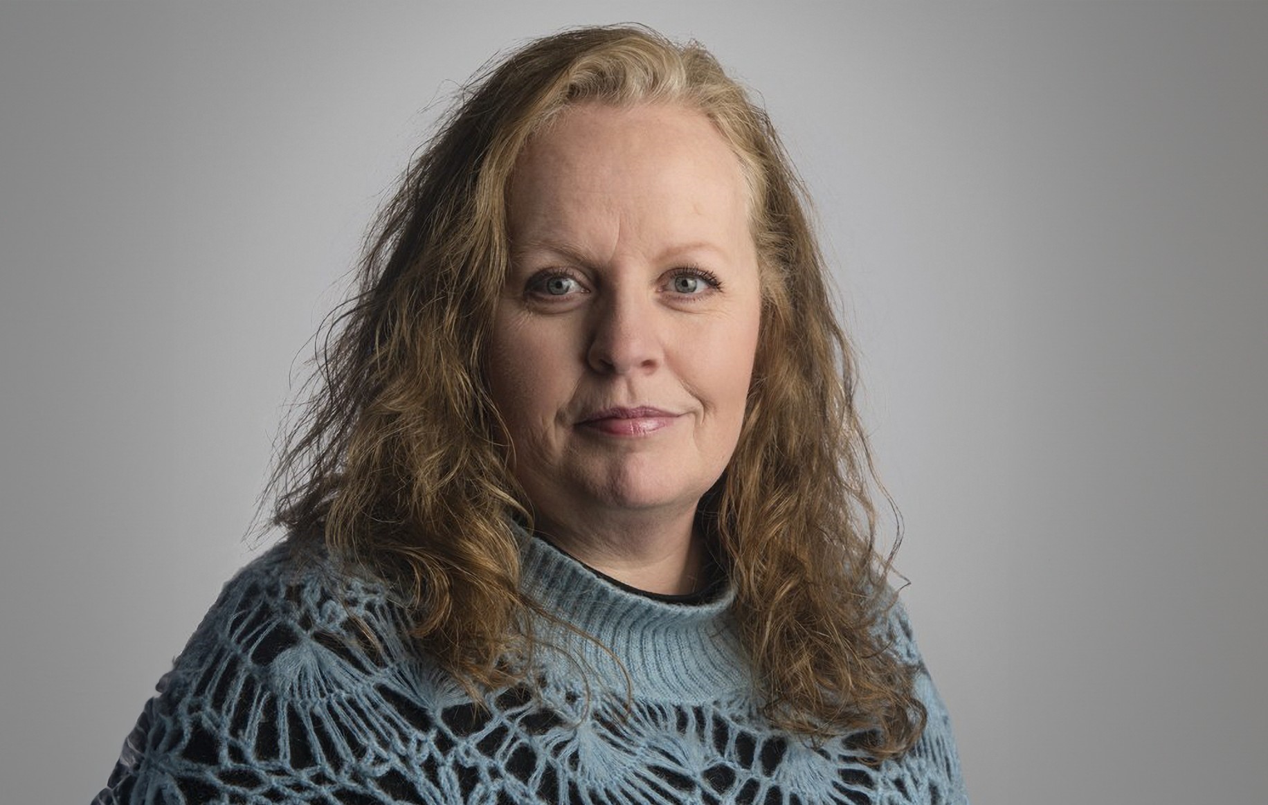 Ingjerd Astad, kommunedirektør, ser mot kameraet