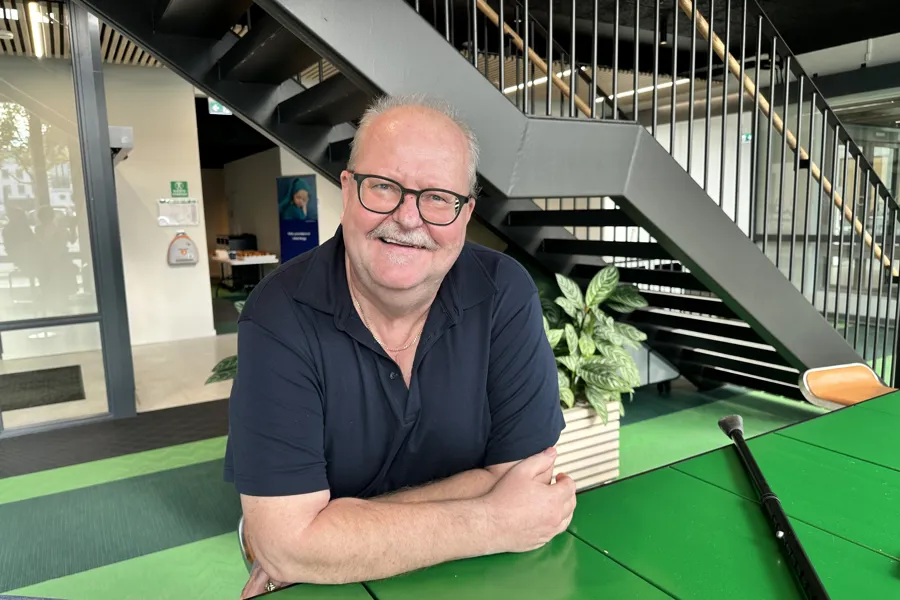 En mann som sitter ved et bord